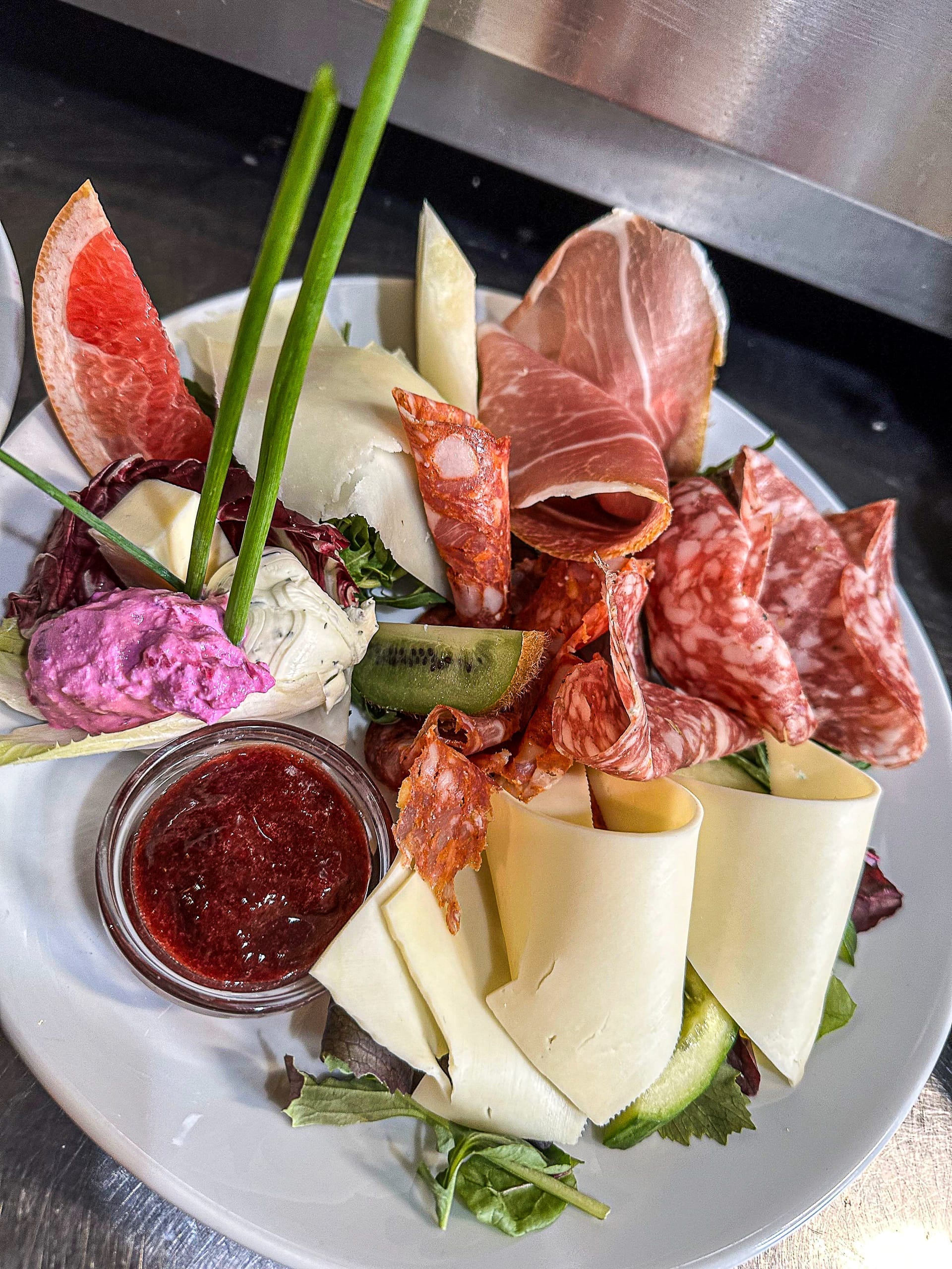 Frühstücksteller mit Aufschnitt, Käse und frischem Obst im Zlatanz Menami Bochum