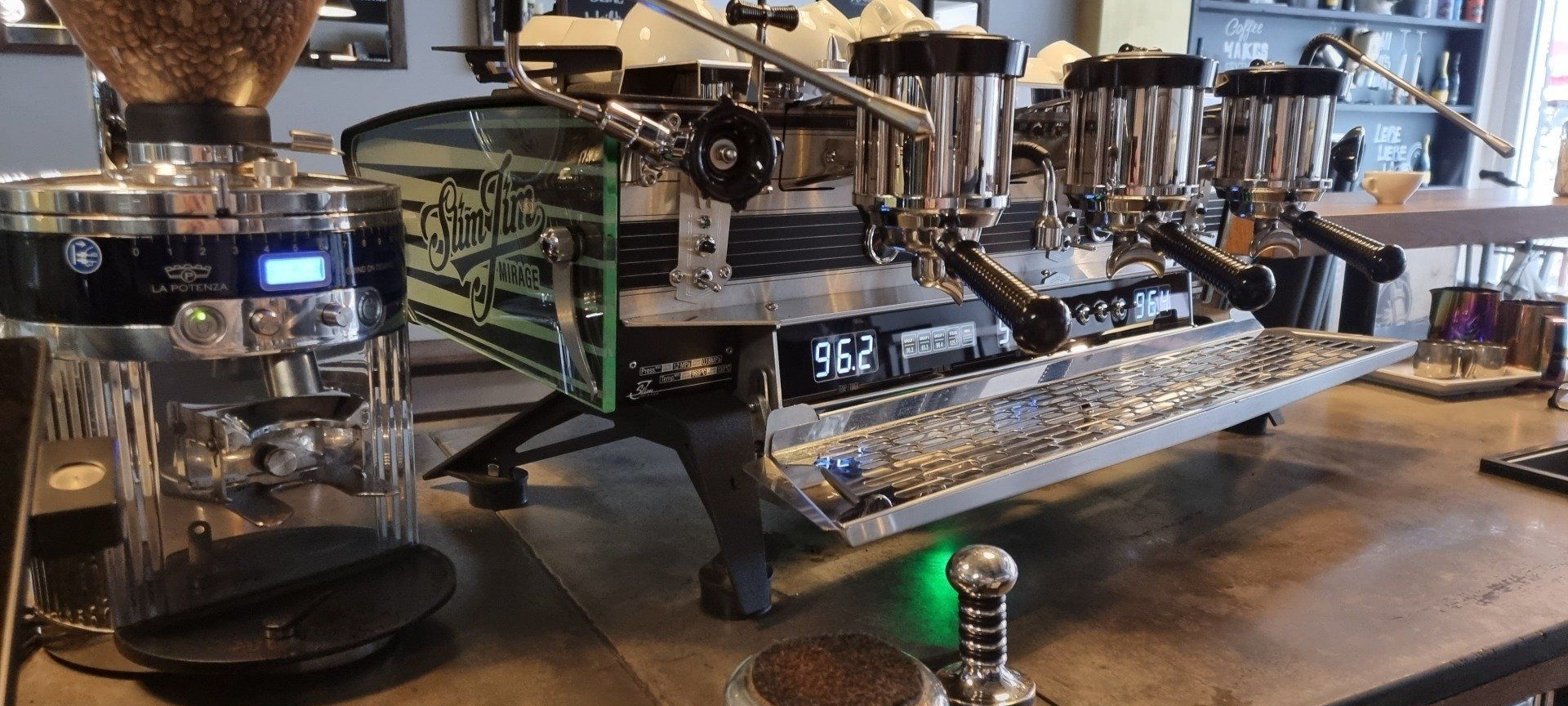 Espressomaschine im Café Zlatanz Menami in der Bochumer Innenstadt
